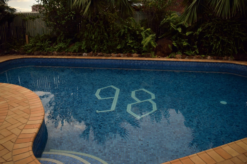 Motel 98 32/49
