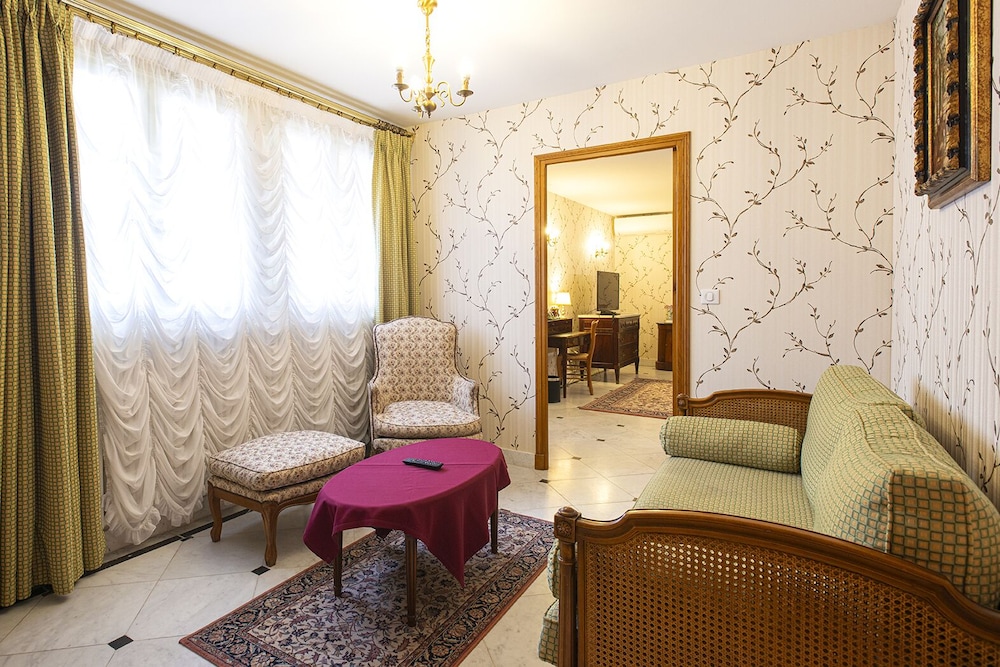 Hotel Belle Epoque 31/46