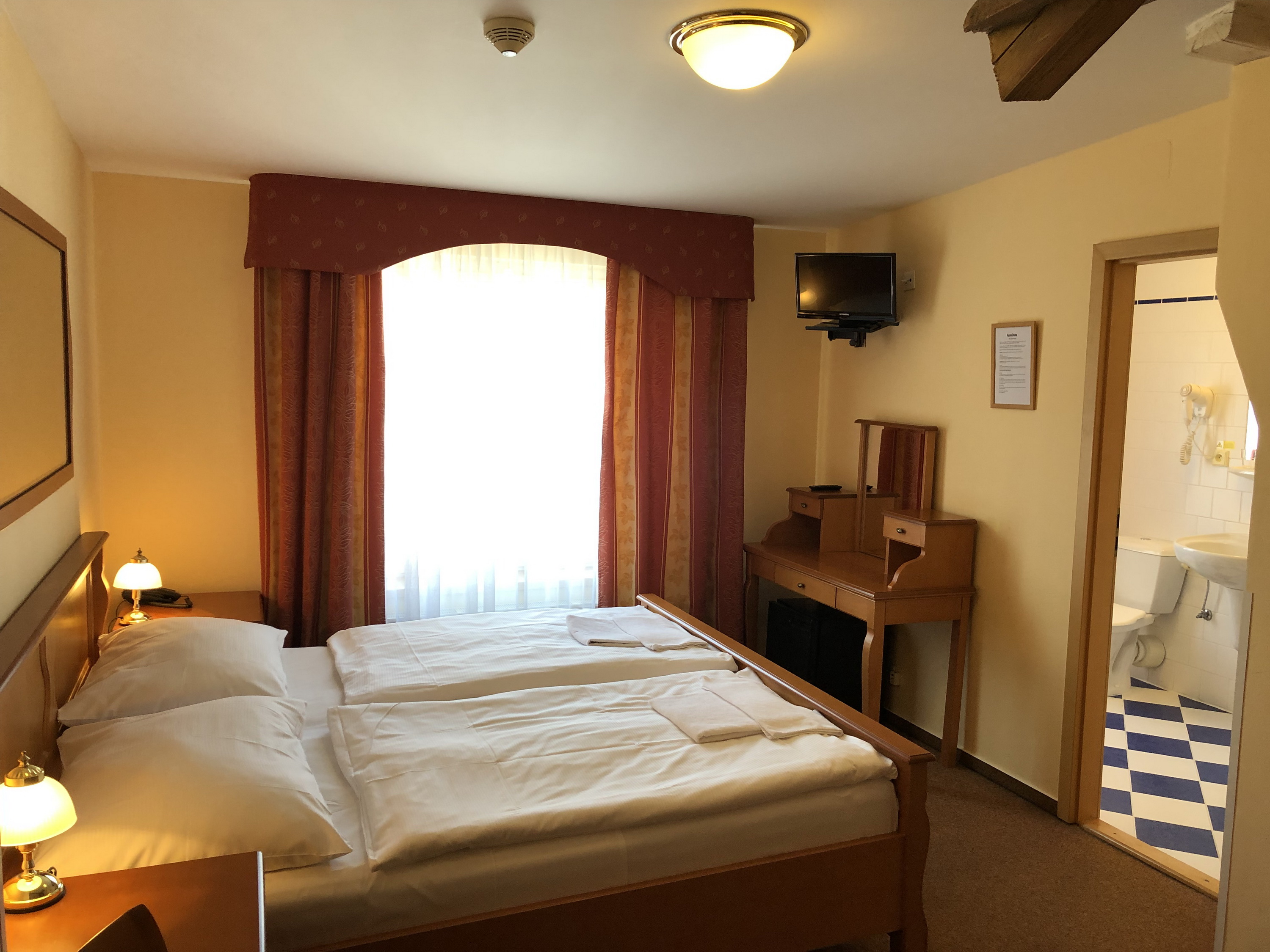 DELUXE, DOUBLE OR TWIN BED