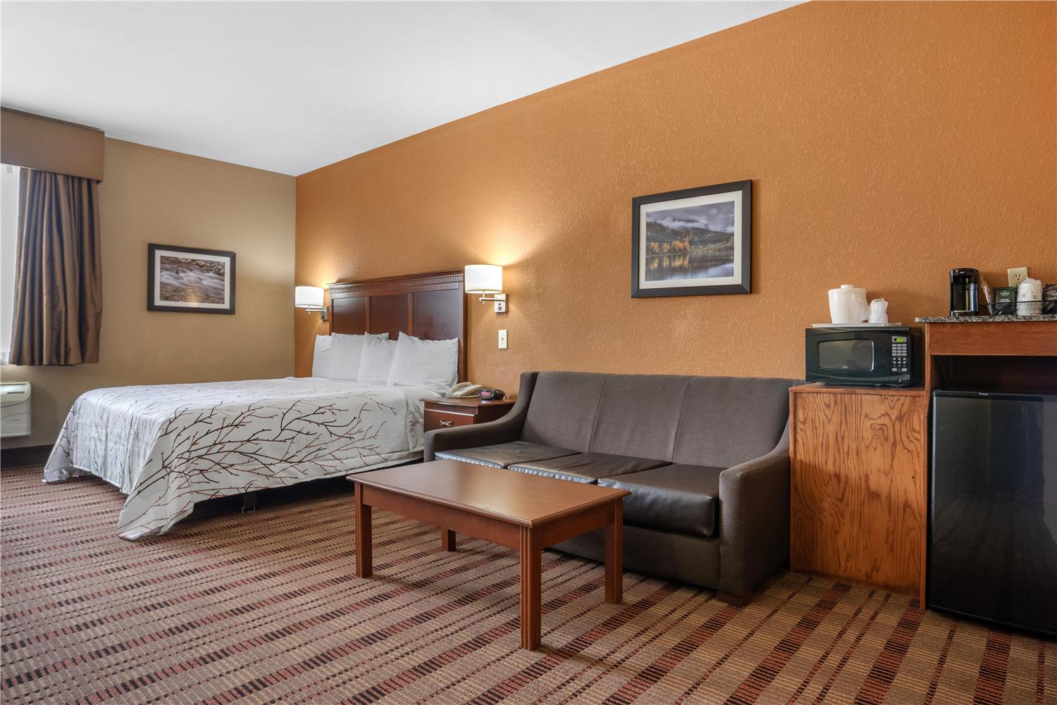 Suite, King Bed, Bathtub, Accessible
