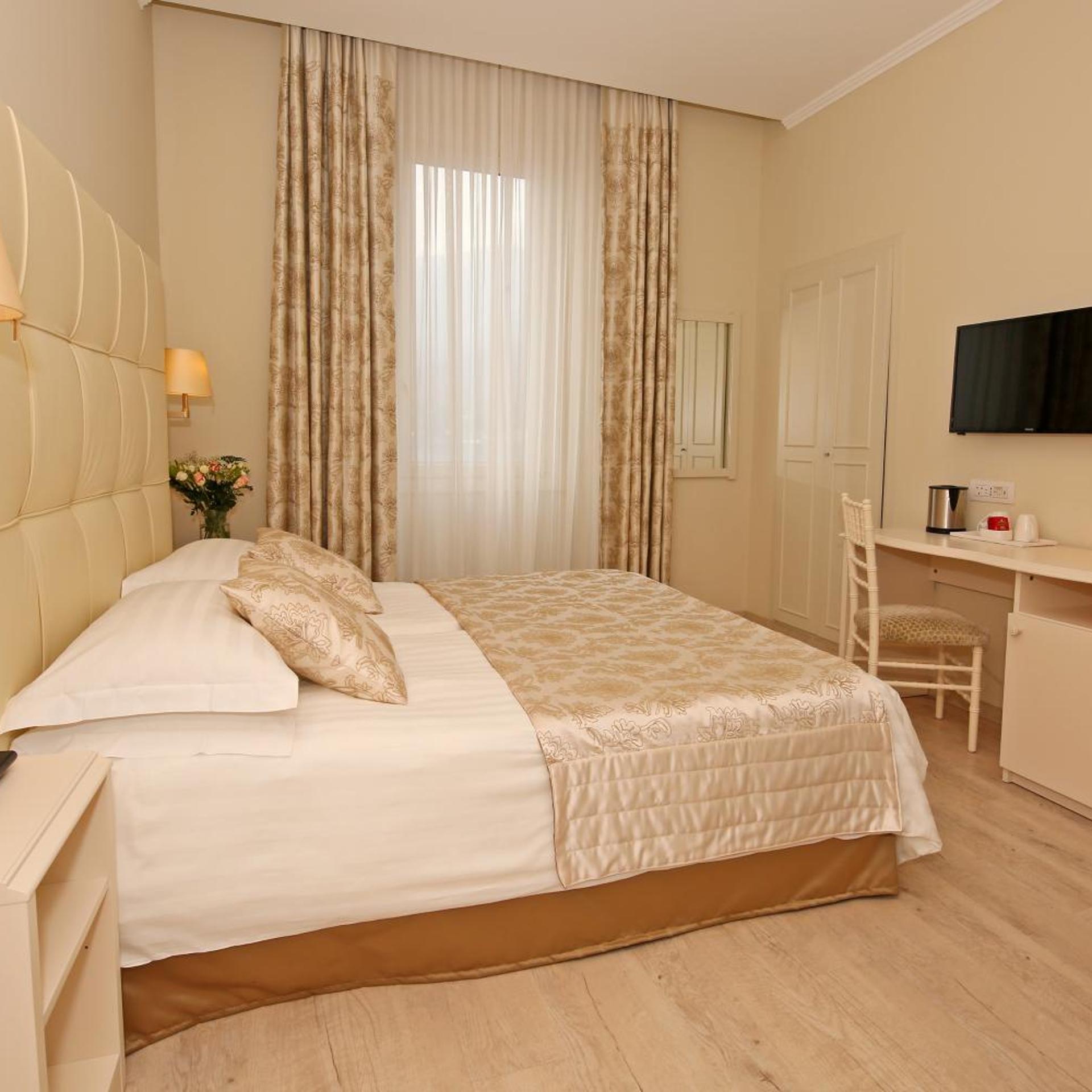 Hotel Du Lac 7/50