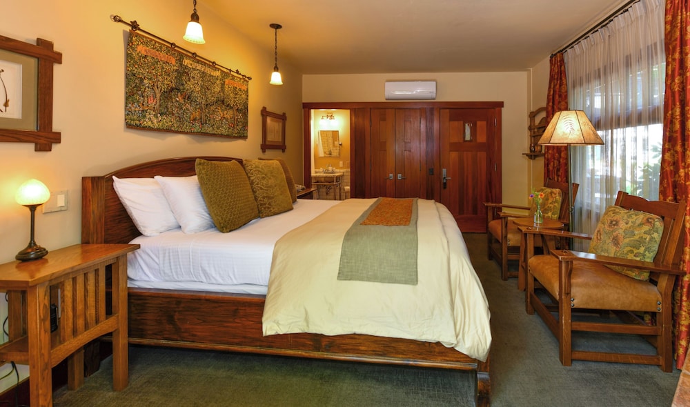 DELUXE, KING BED