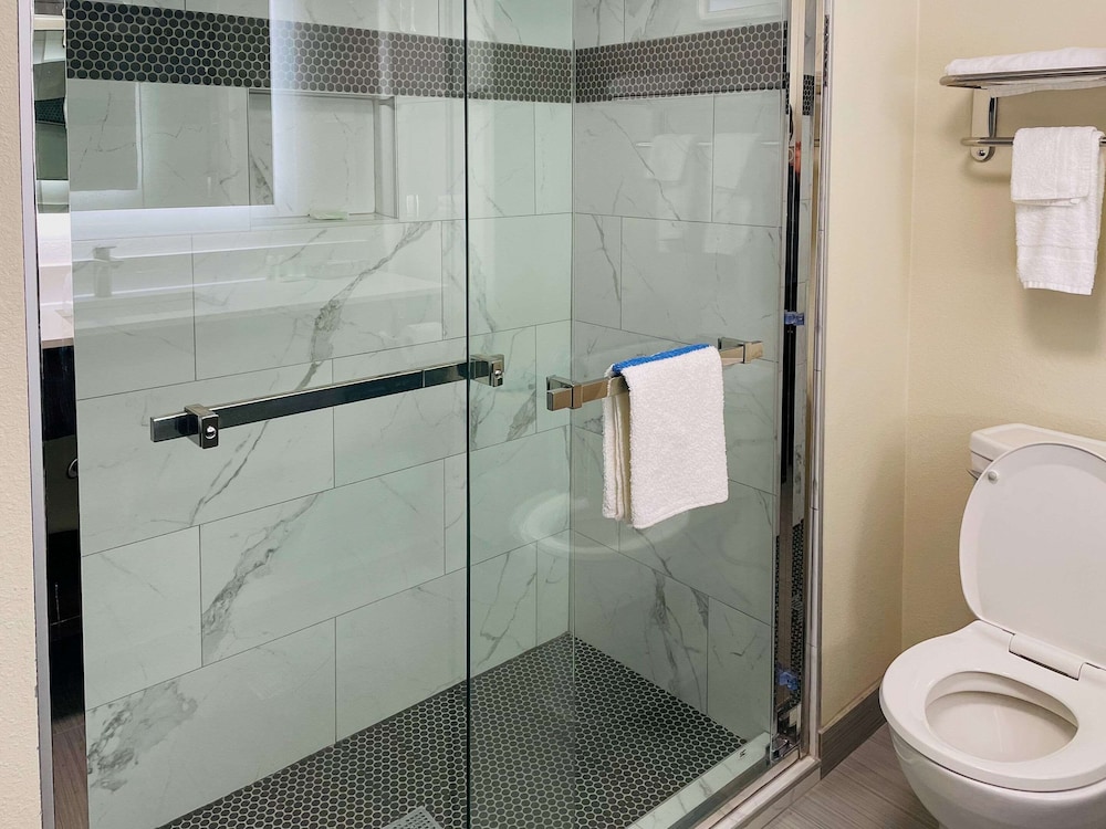 Efficiency, 2 Double Beds، Quality Inn & Suites Lake Charles South 3/7