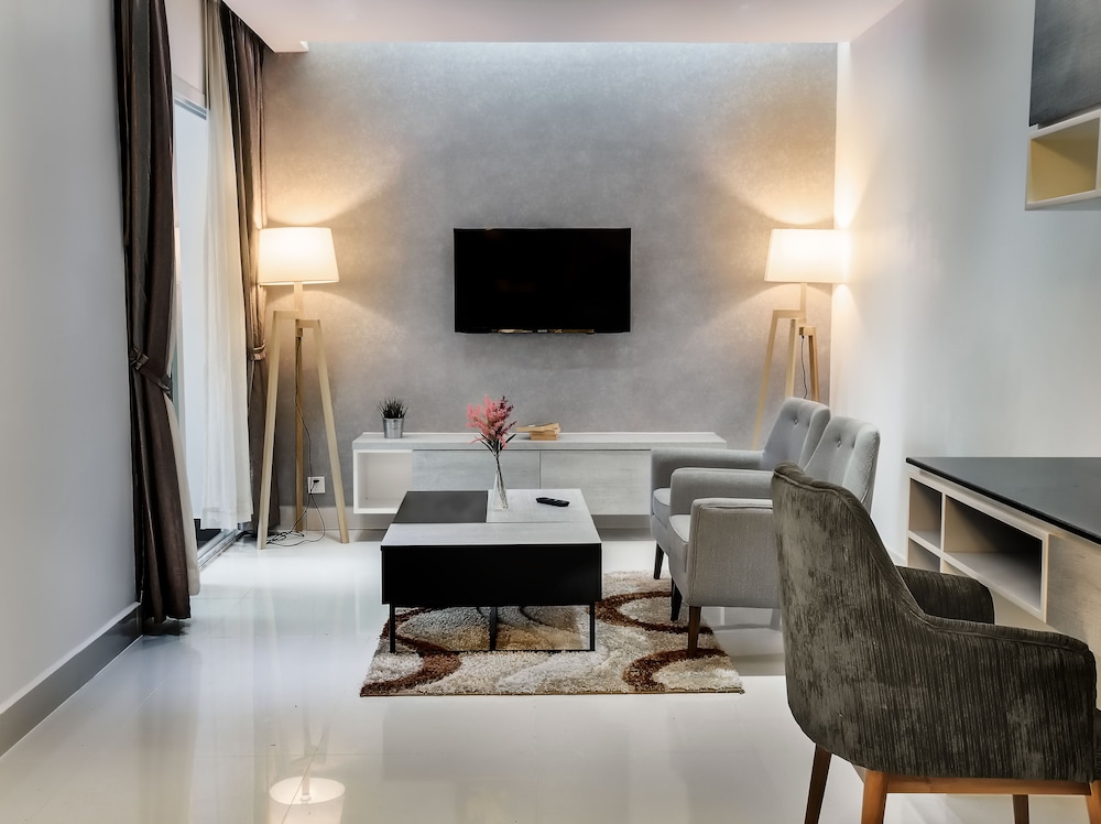 Naki Suites At Silvertown 41/49