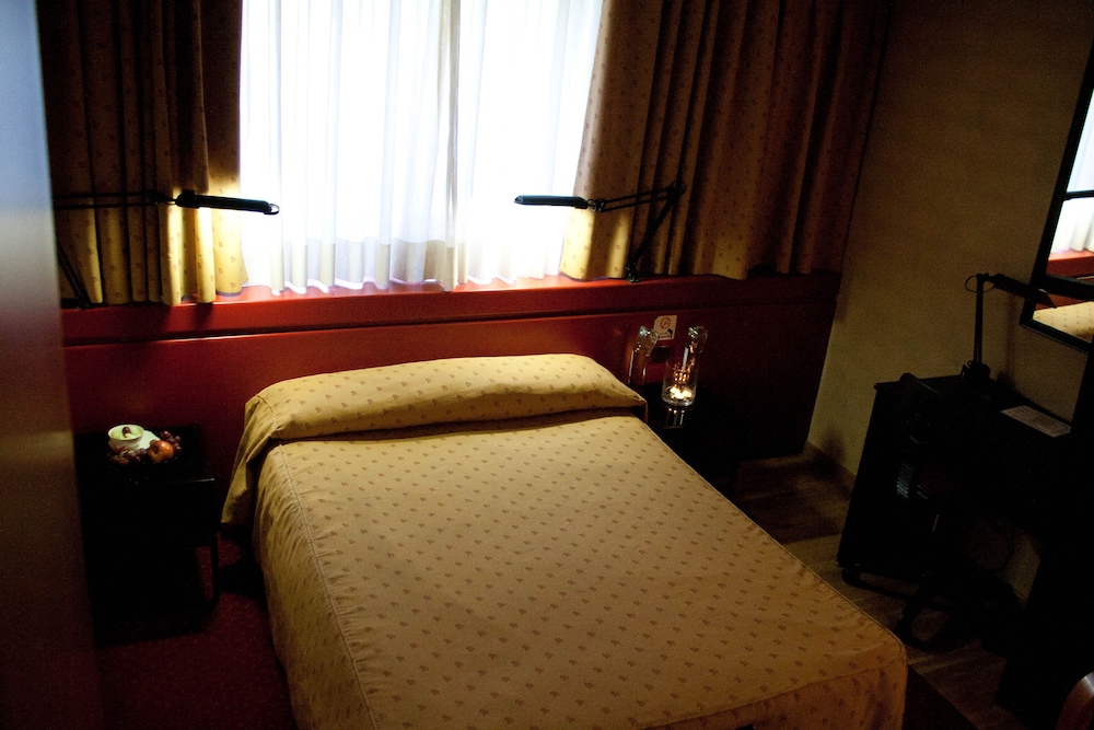ROOM, SINGLE