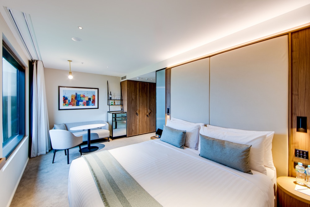 STUDIO, KING BED