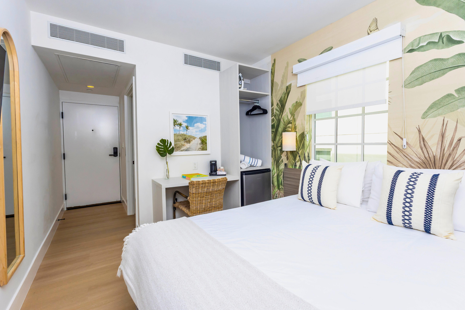 Room, Queen Bed, Front View