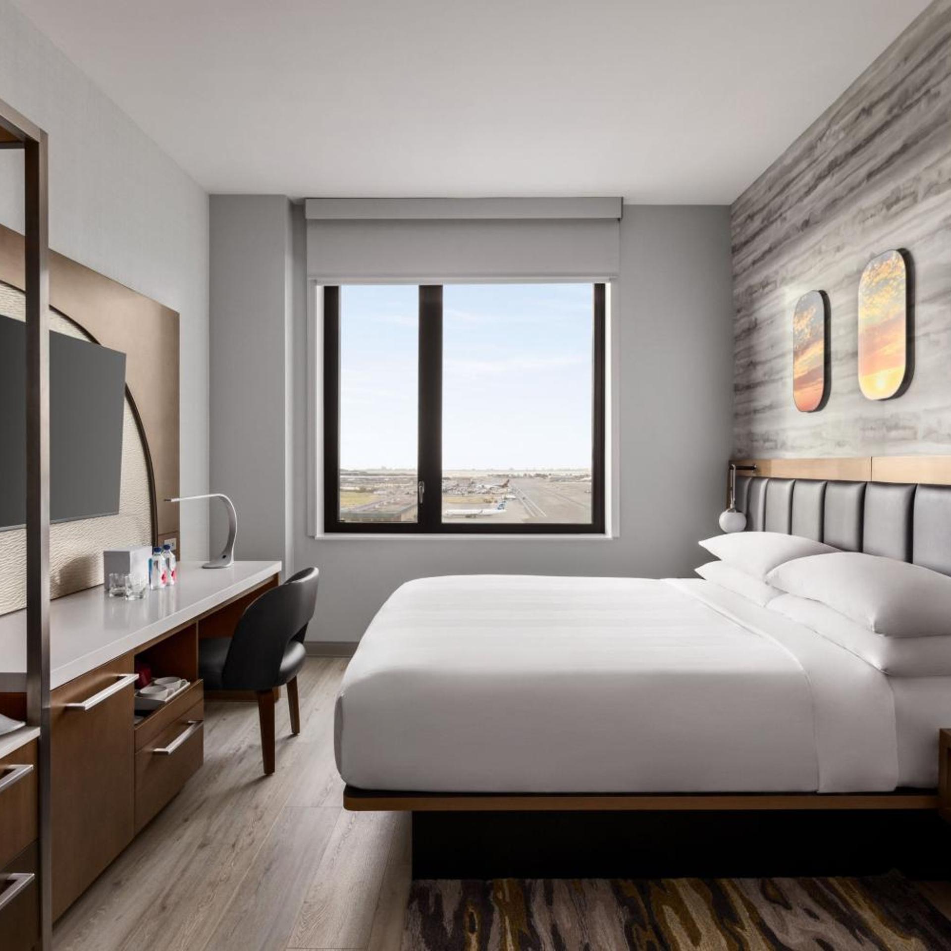 Guest Room, King Bed, Club Floor