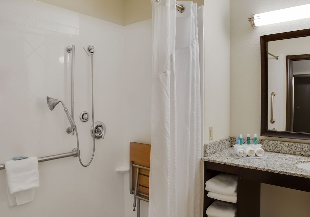 Holiday Inn Express Suites Nevada 20/66