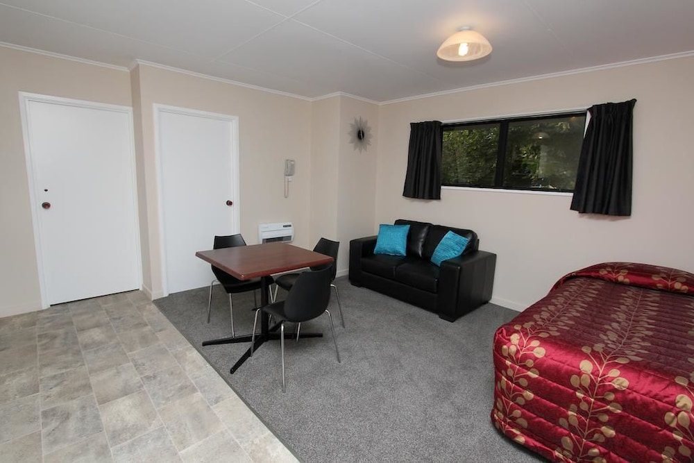 Commodore Motor Lodge 32/58
