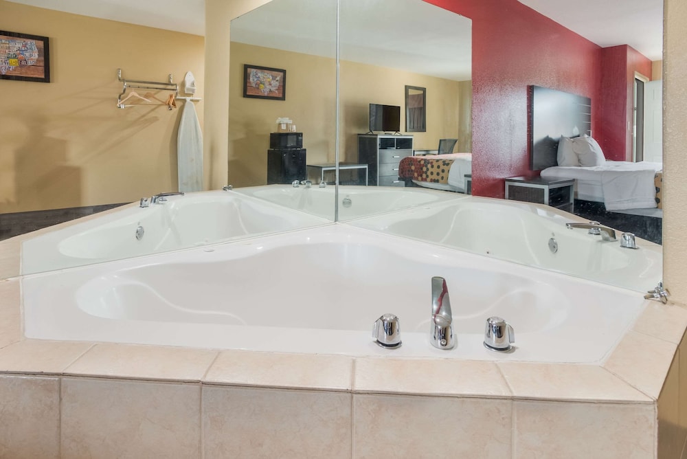 Econo Lodge Lake Charles University Area 29/48