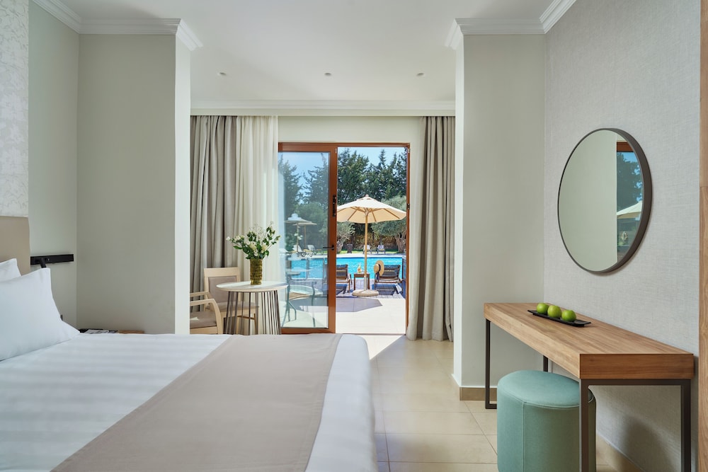 Suite, King Bed, Garden View, Shared Pool, Sofa, Jetted Tub