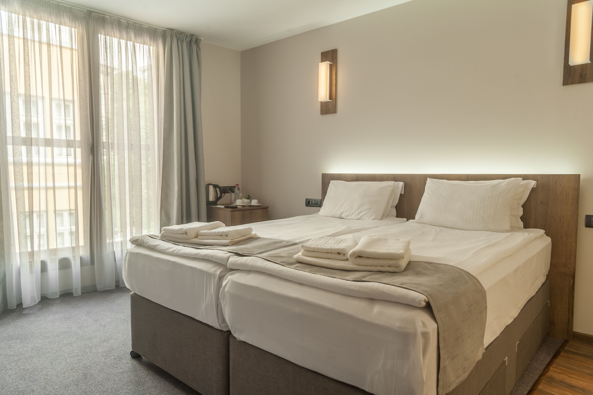 ROOM, DOUBLE OR TWIN BED