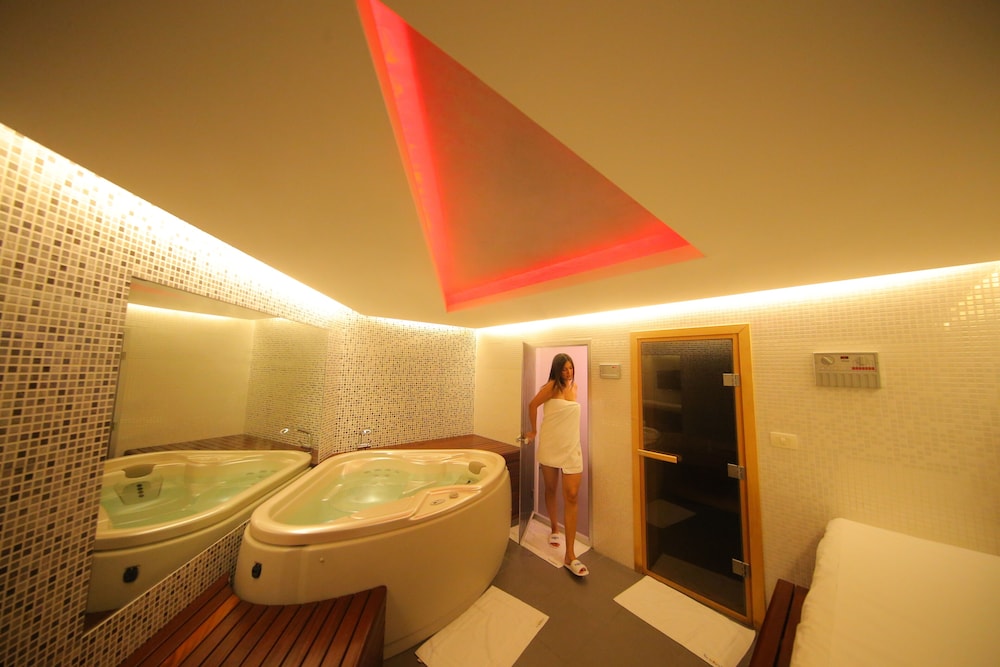 Sunrise Hotel 33/53