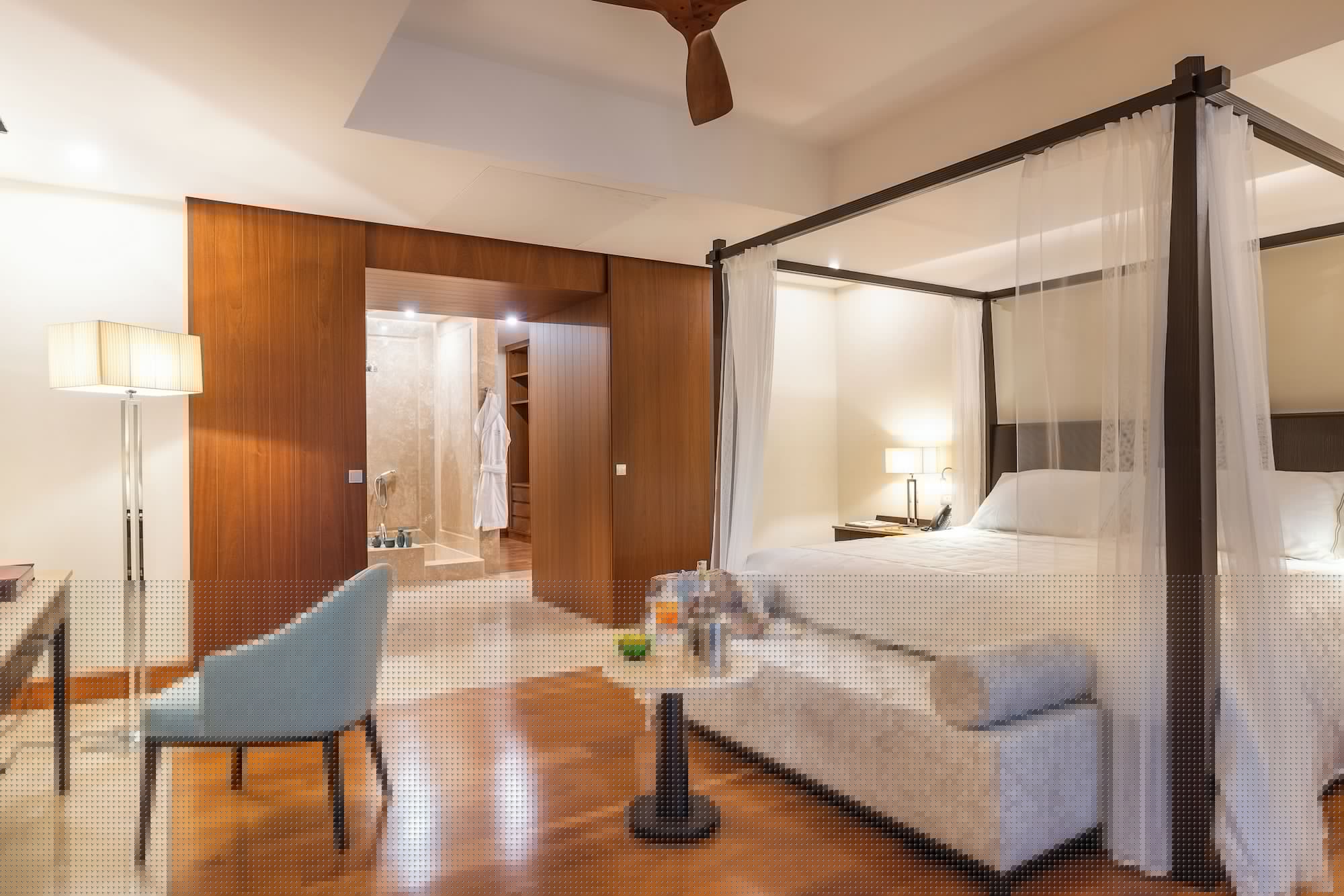 Club, Suite, King Bed, Pool View, Pool Access