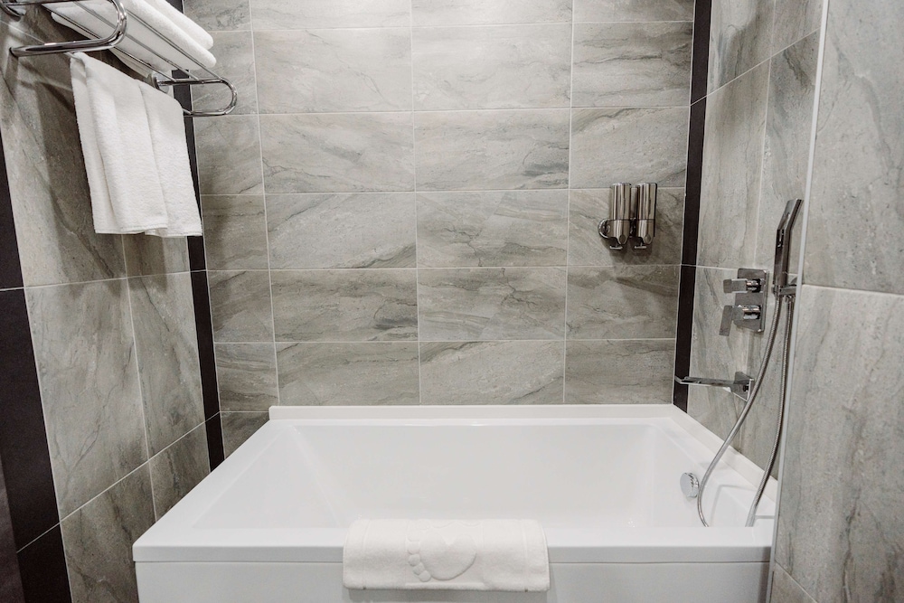 جناح تنفيذي بسرير كينج مع أريكة بمنطقة جلوس بمطبخ صغير، Best Western Plus Batumi 3/3