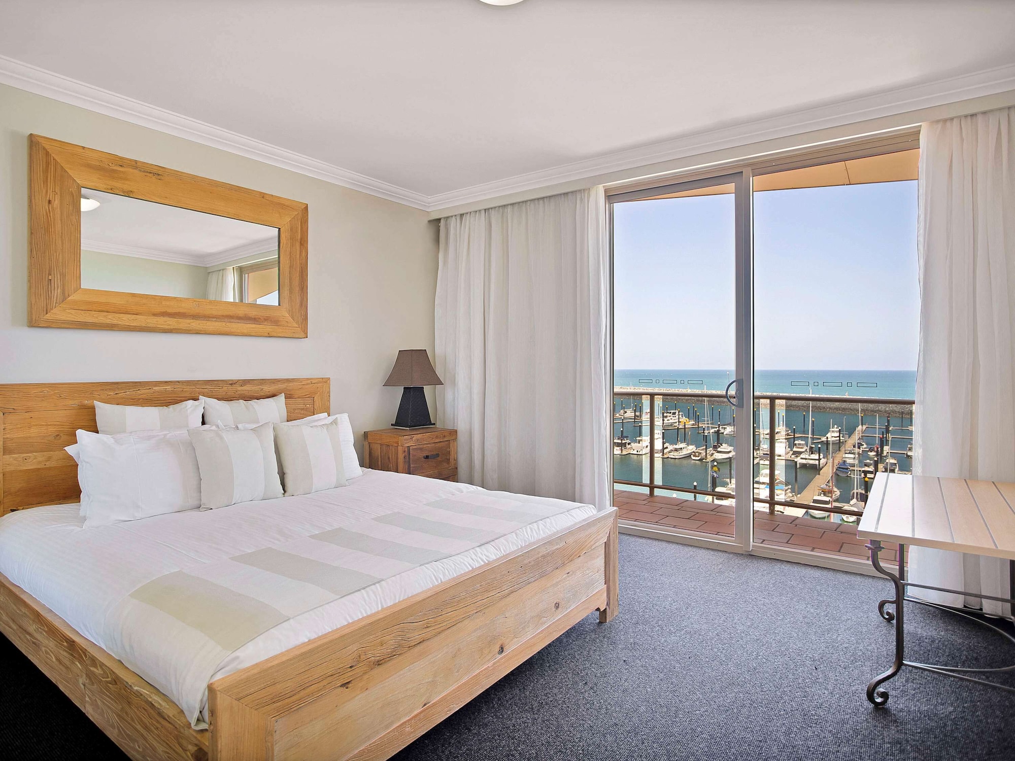 SUPERIOR, QUEEN BED