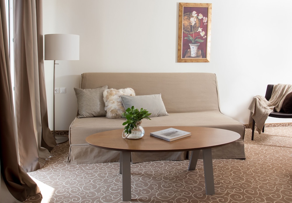 HOTEL CHLOE 35/50