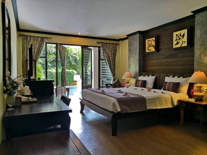 Deluxe, Pool Access