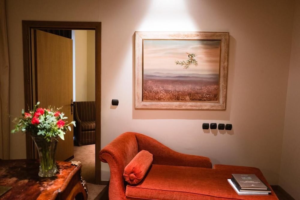 MAINALON RESORT 37/50