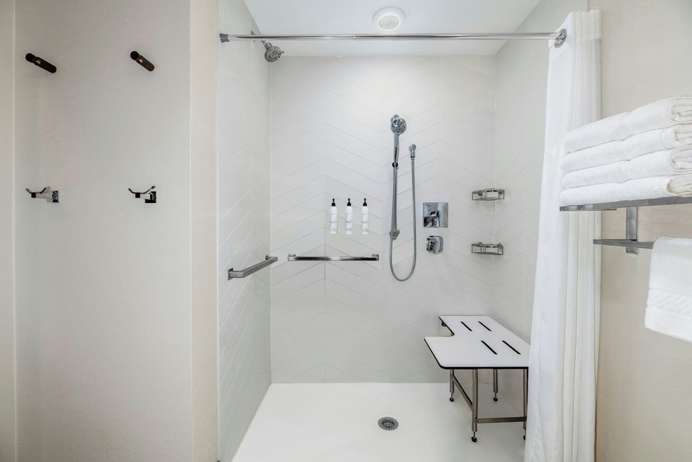 Fairfield by Marriott Inn & Suites Norfolk 33/33