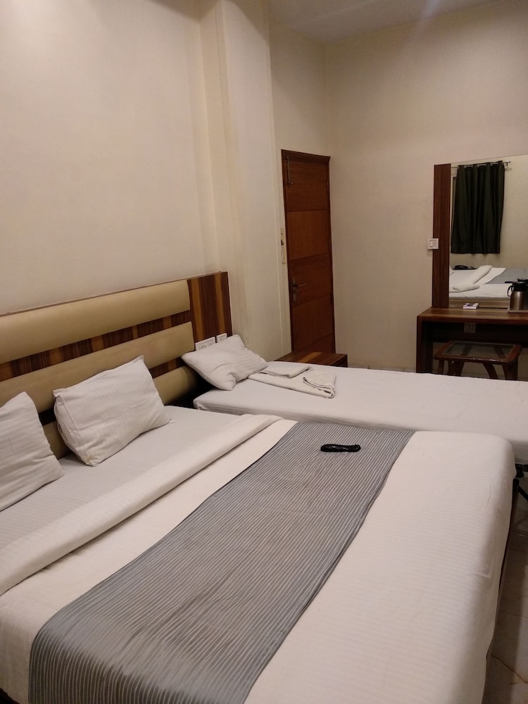Hotel Golden Oasis Delhi 8/27