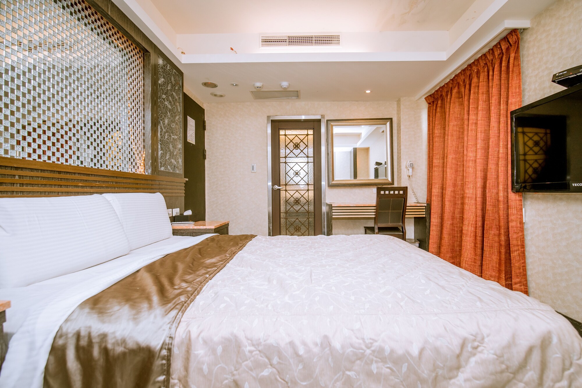 DELUXE, DOUBLE BED