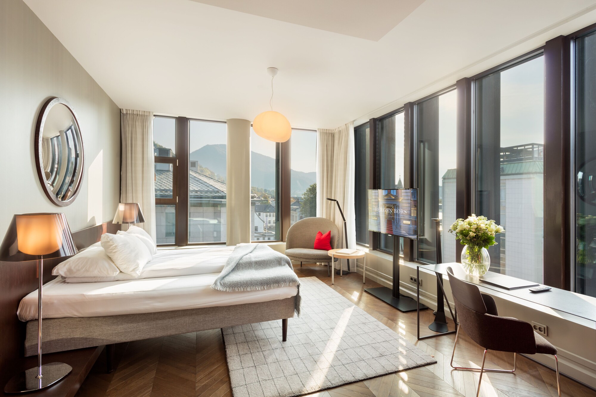 SUITE, CITY VIEW, CORNER