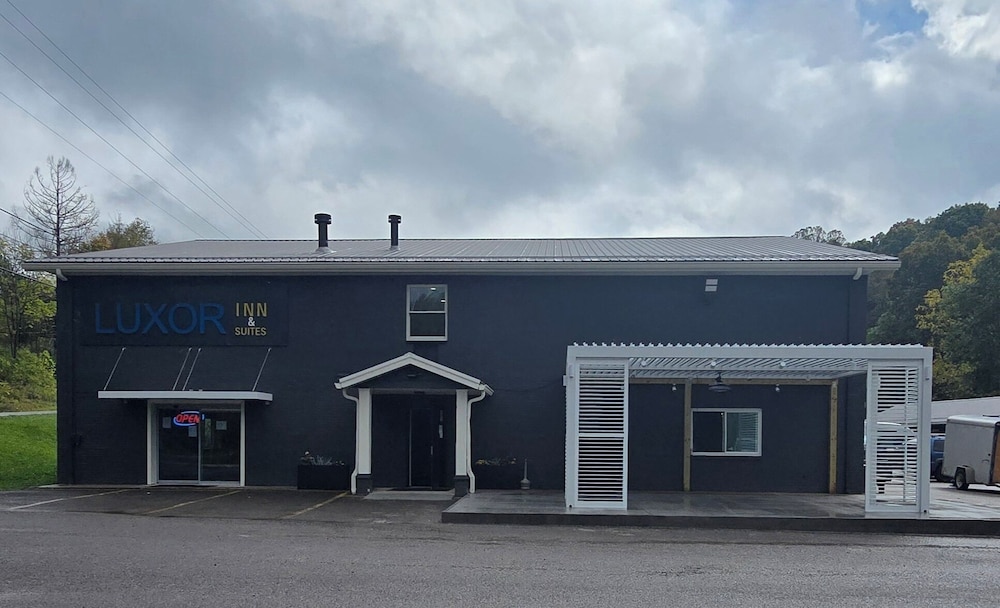 Luxor Inn & Suites 2/52