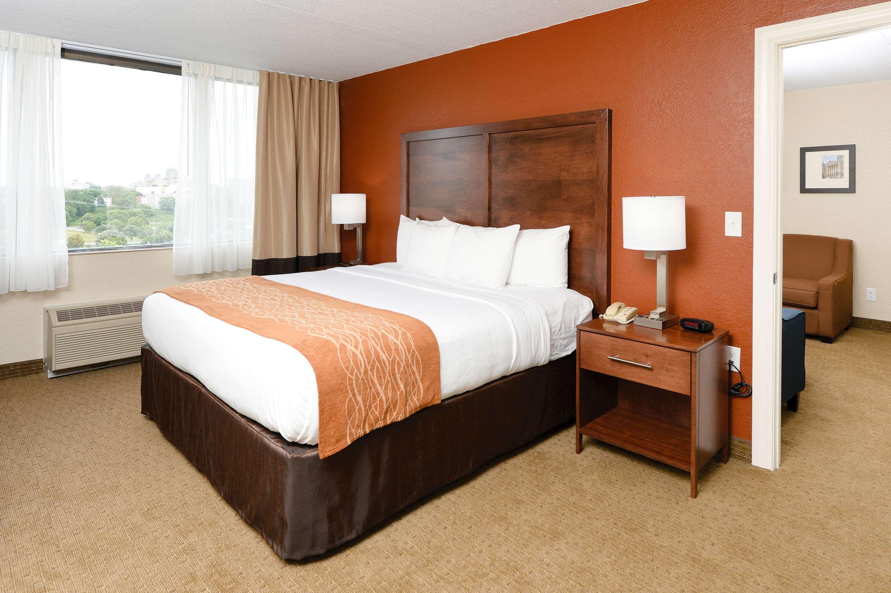 SUITE, KING BED