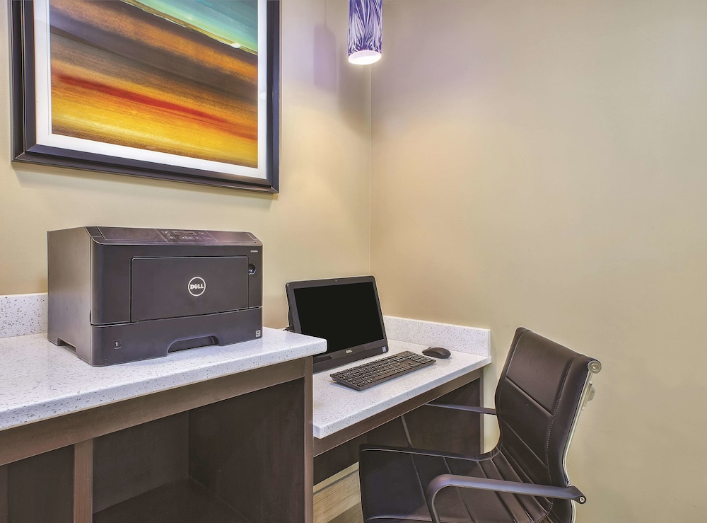 La Quinta Inn And Suites By Wyndham Niagara Falls 25/27