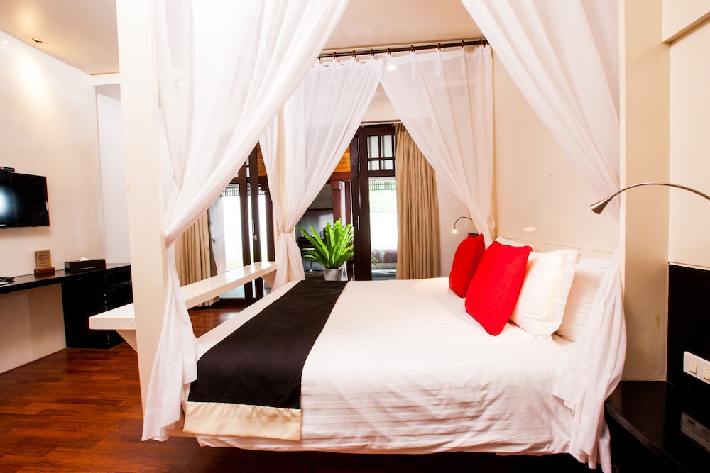 Pao Jin Poon Beach Front Villa 16/56