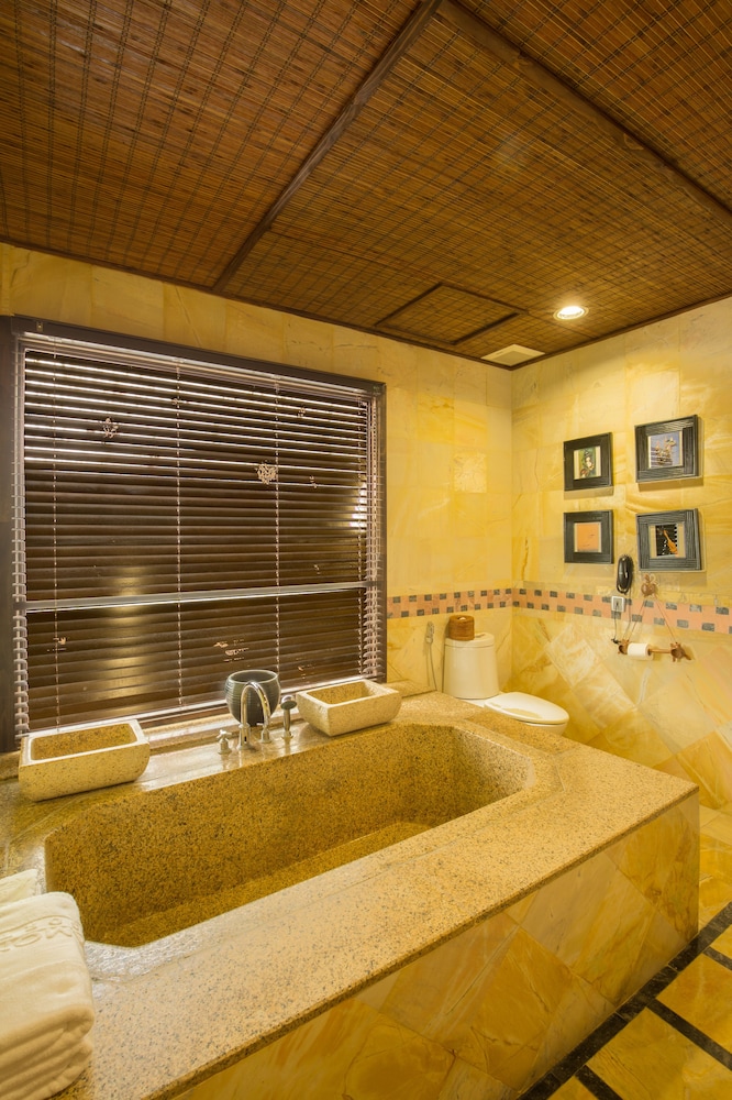 Diamond Bay Resort & Spa 38/74