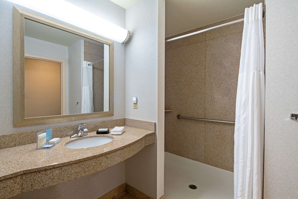 Hampton Inn Suites Bremerton 20/57