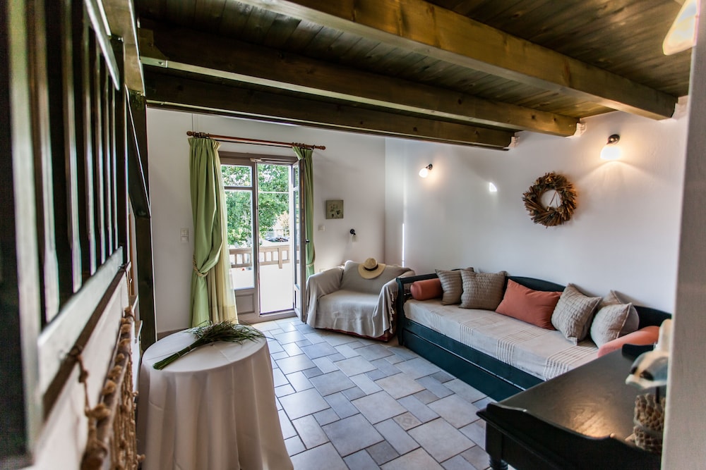 Athina Studios & Suites 10/50