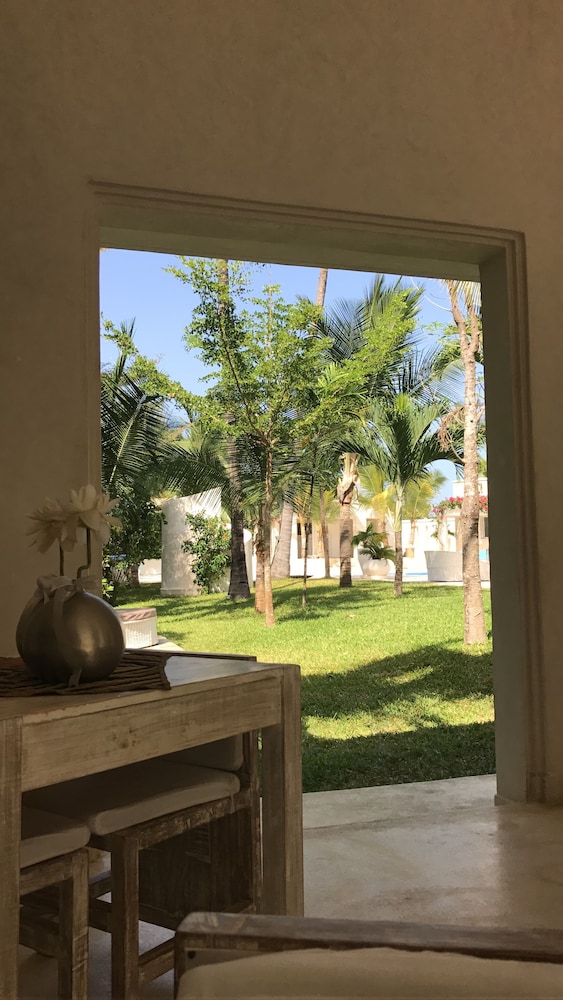 The Villa Luxury Suites Hotel 41/43