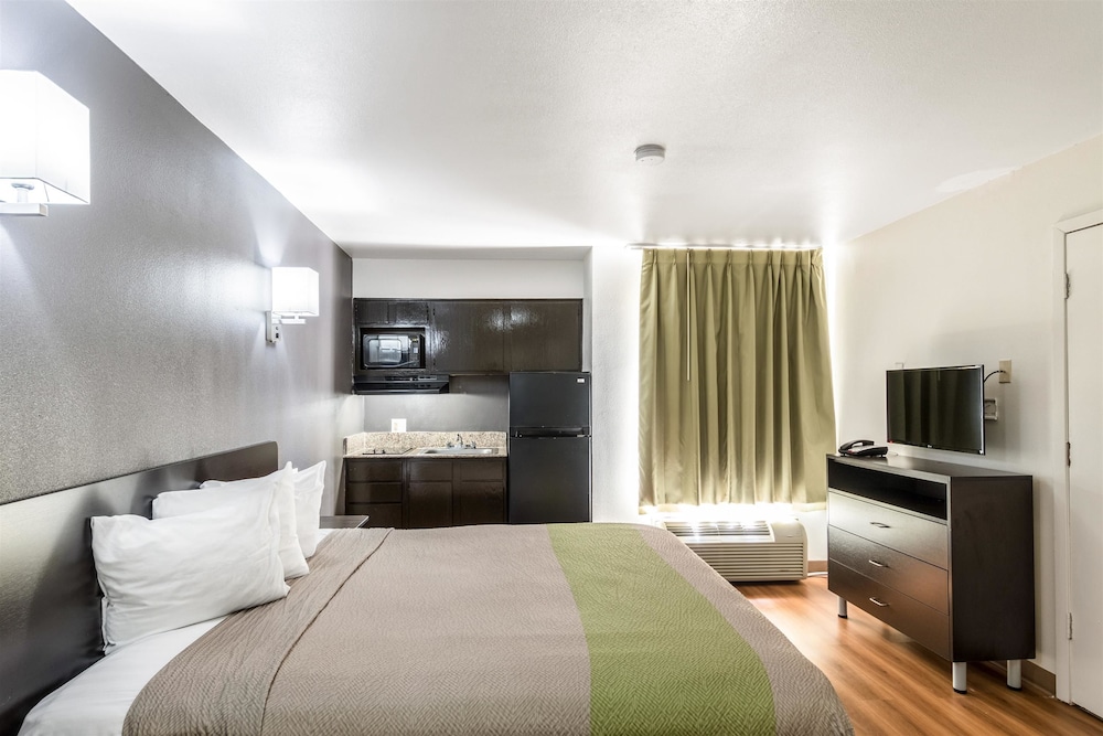 Deluxe, Suite, King Bed, Kitchenette, Studio6 Arlington, TX 2/7