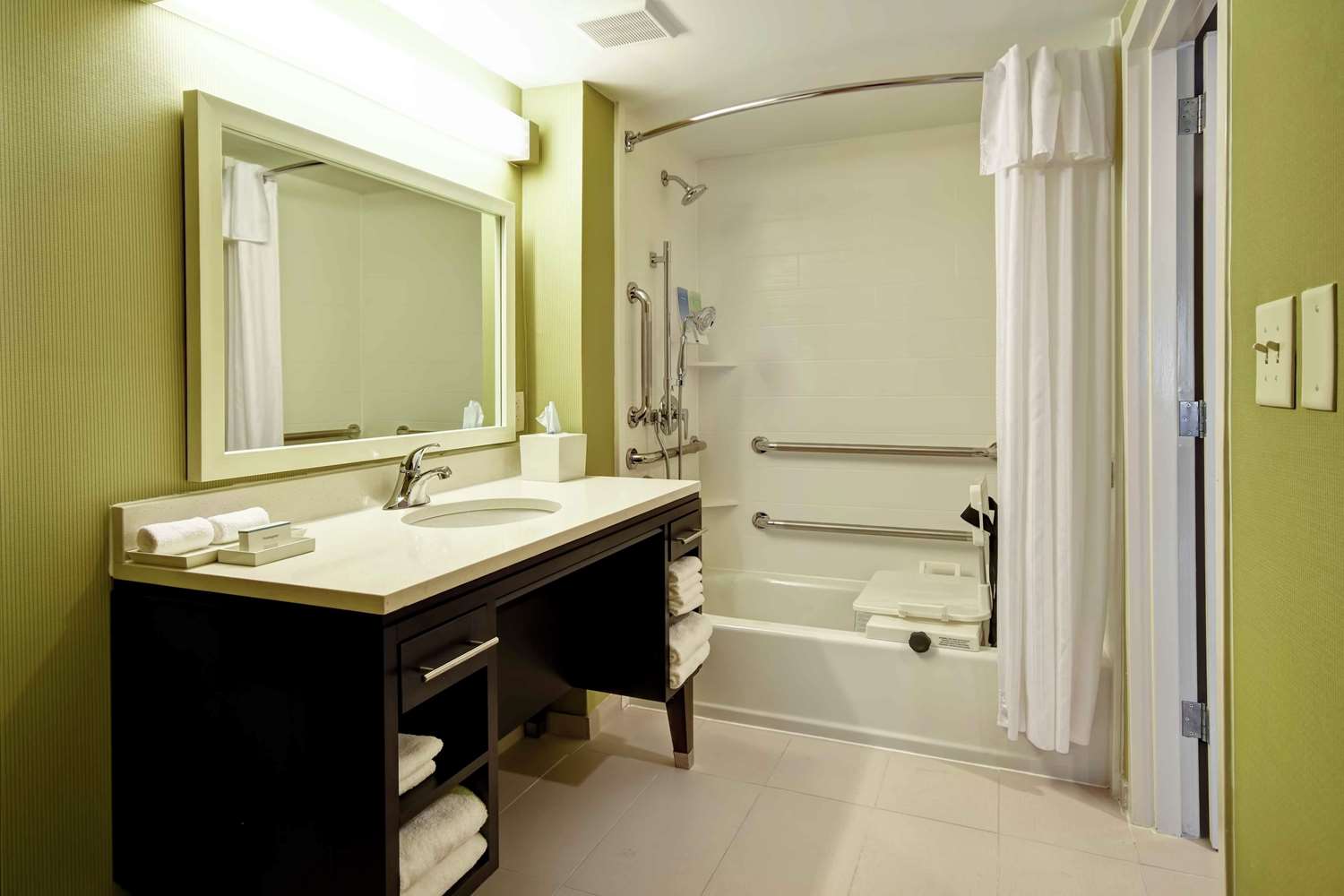 Suite, Queen Bed, Bathtub, Accessible