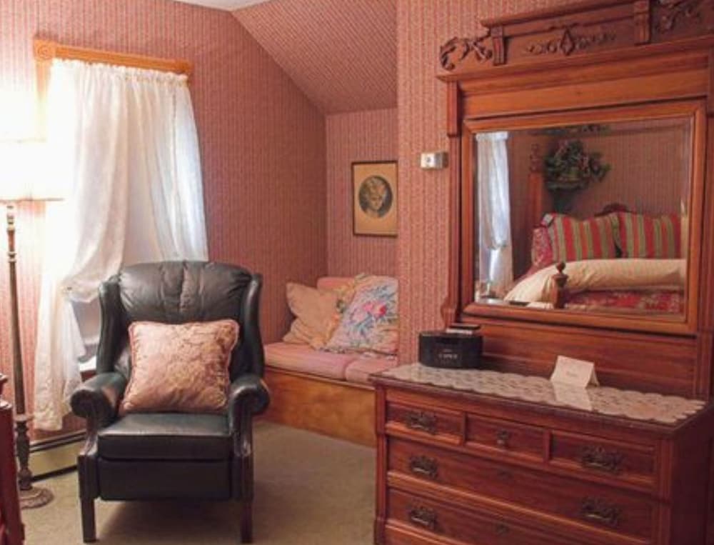 White Lace Inn 35/50