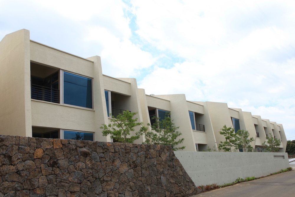 Comma Resort 4/41