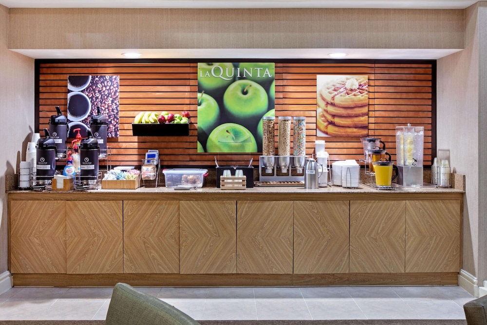 La Quinta Inn & Suites by Wyndham Dallas DFW Airport North 13/55