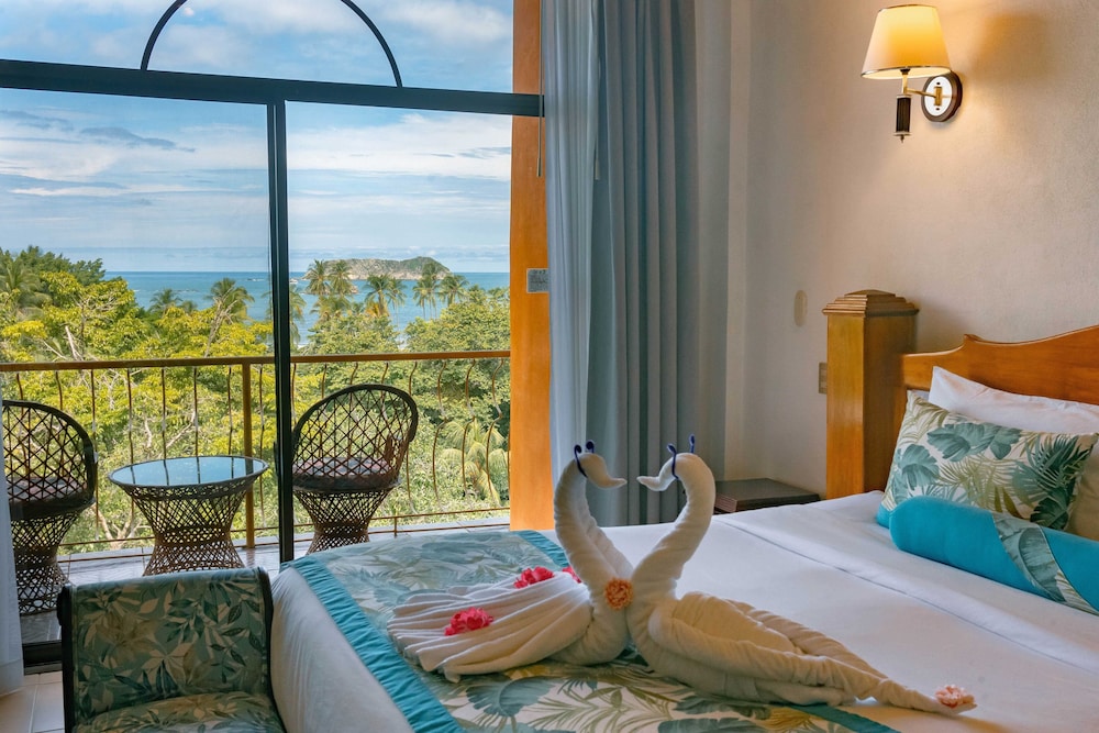 DELUXE, KING BED, PARTIAL OCEAN VIEW