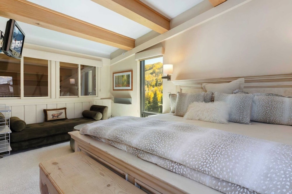 3 BEDROOMS, CONDO, DIAMOND, 2 BATHROOMS