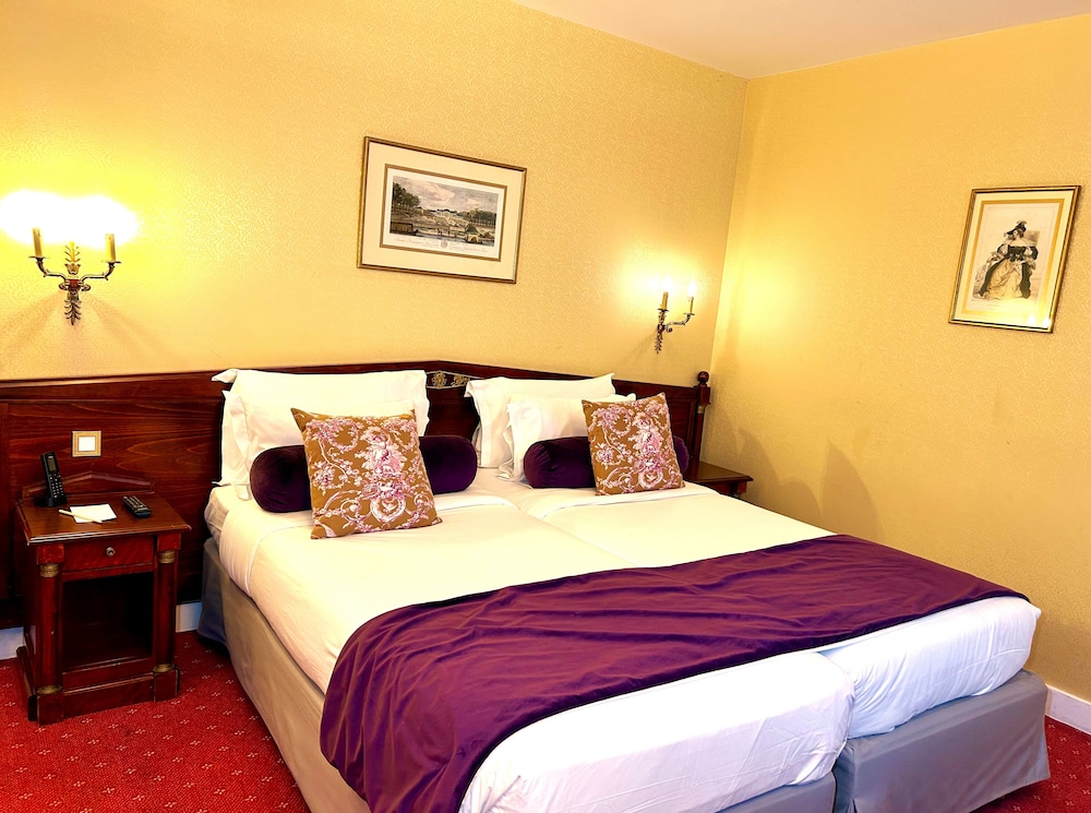 DELUXE, DOUBLE OR TWIN BED