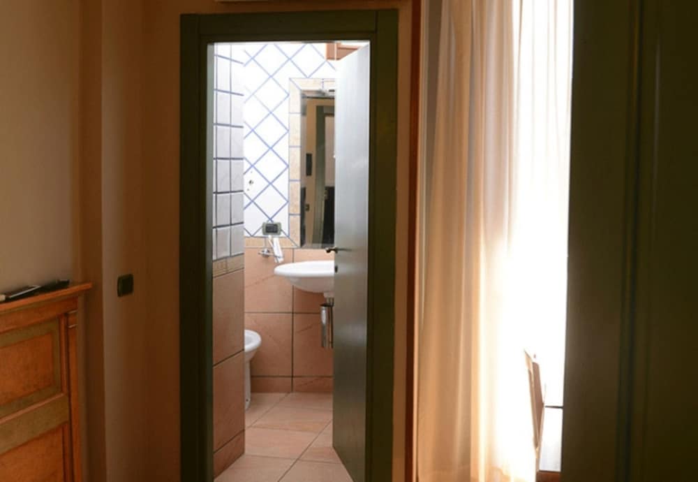 ROOM, SINGLE
