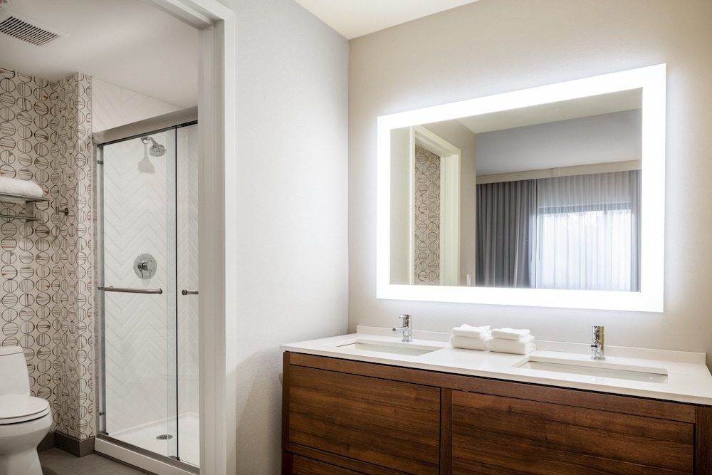 Holiday Inn Long Island - Islip Arpt East 16/46