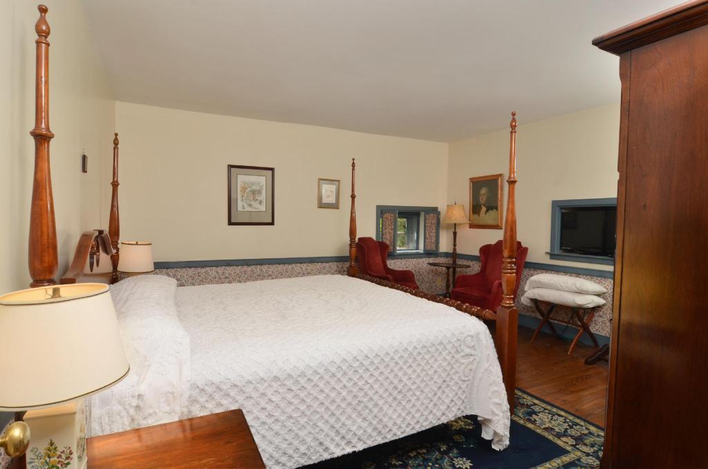 George Washington, Deluxe, King Bed, Woods View, Private Bathroom