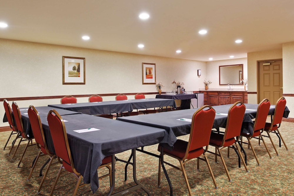 Country Inn & Suites by Radisson, Marion 57/64