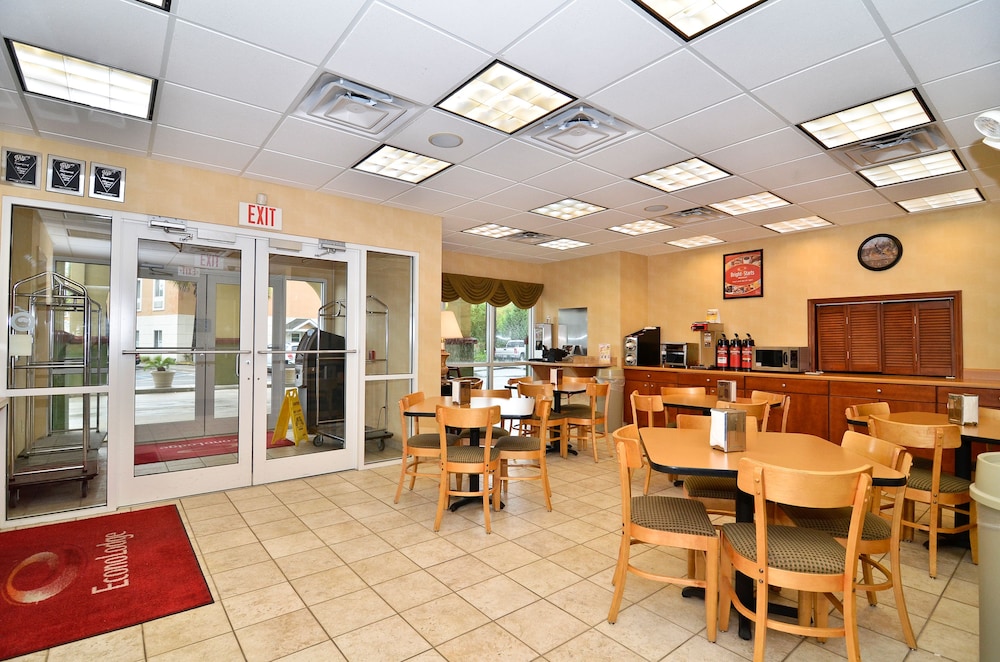 Econo Lodge Valdosta Mall Area 25/33