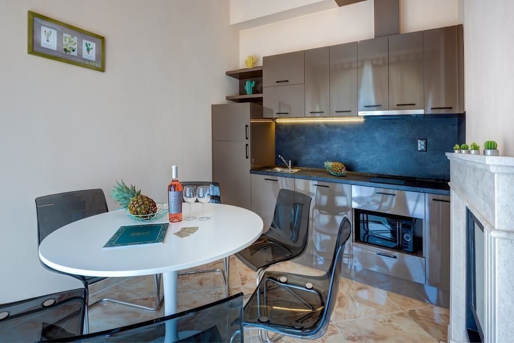 Venera and Anastasia Palace Apartments 67/75